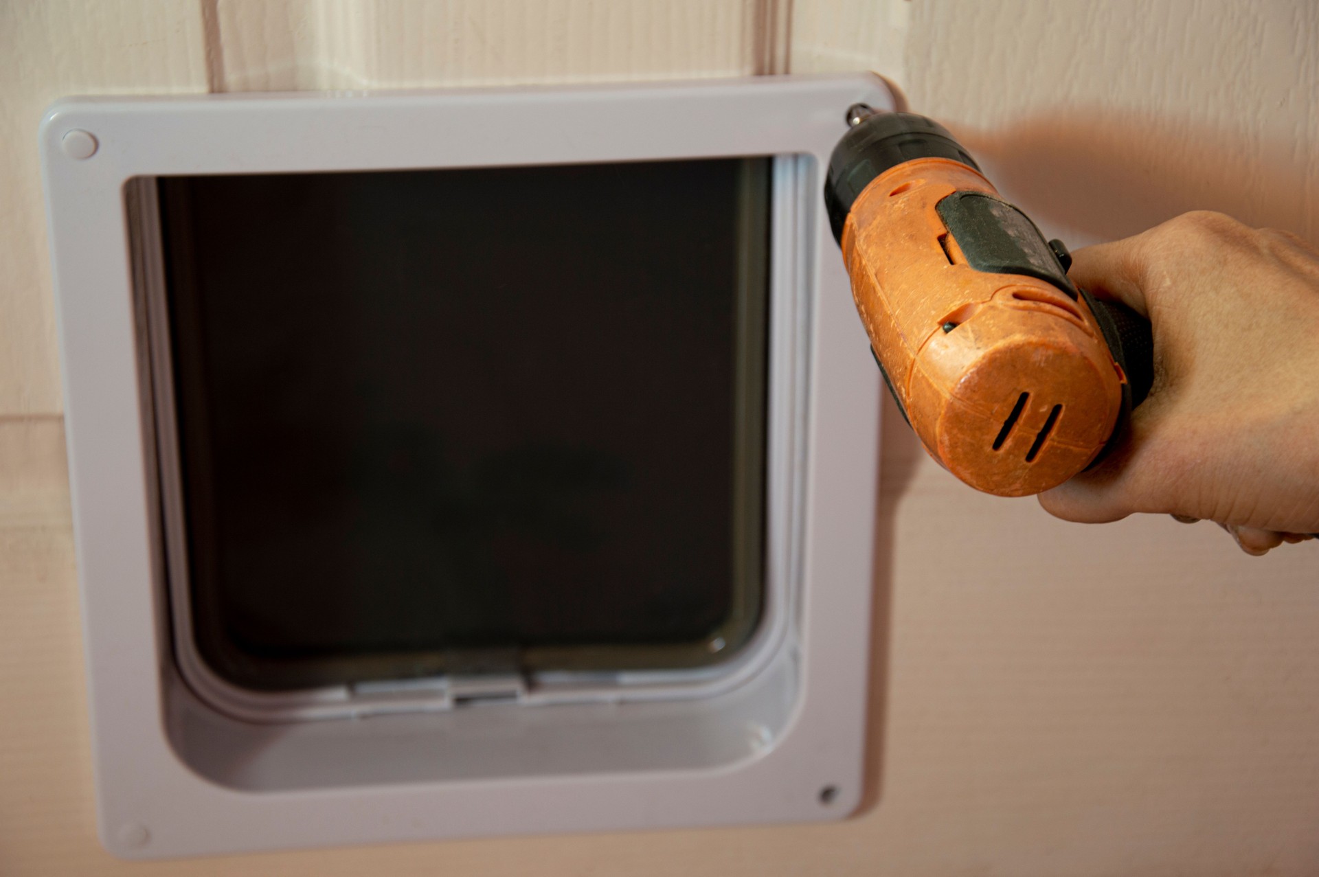Installing the door Entry and exit for pets